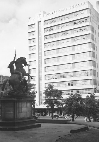 State Library of Victoria forecourt, Melbourne, 1954