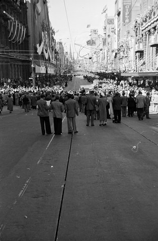 Crowd gathered in Bourke Street during royal tour of 1954