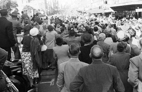 Street parade in Melbourne during the royal tour of 1954