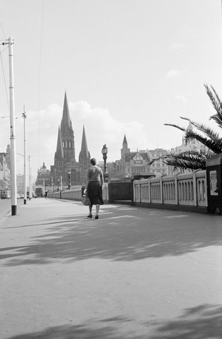 Princes Bridge looking towards St. Paul's Cathedral, Melbourne, 1954