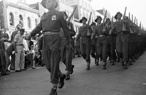 Street parade in Melbourne during the royal tour of 1954