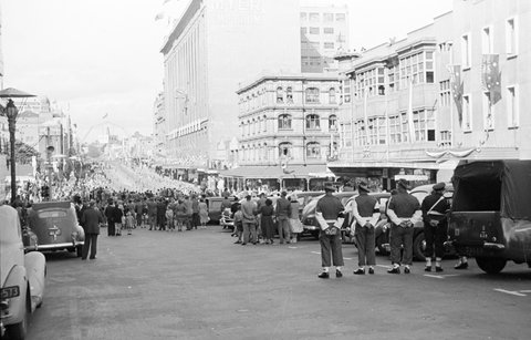 Street parade in Melbourne during the royal tour of 1954