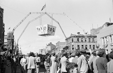 Crowds lining the street in Melbourne during the royal tour of 1954