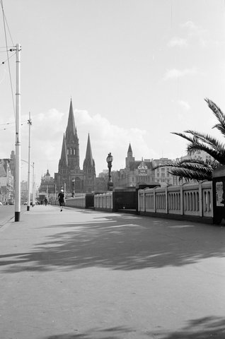 Princes Bridge looking towards St. Paul's Cathedral, Melbourne, 1954