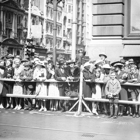 Views of crowds watching parades of soldiers down Melbourne? streets, 1938–44