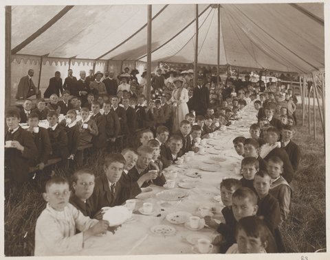 "City Newsboys' Picnic, Melbourne, State Government House, Dec. 1909"