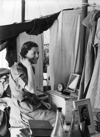 NORTHERN AUSTRALIA: Darwin. ... Lynne Killick, of Melbourne,, c. 1943