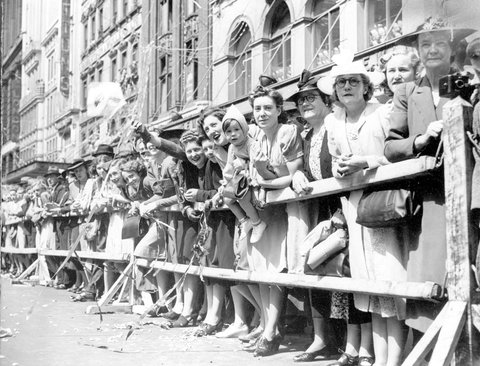 Views of crowds watching parades of soldiers down Melbourne? streets, c. 1941
