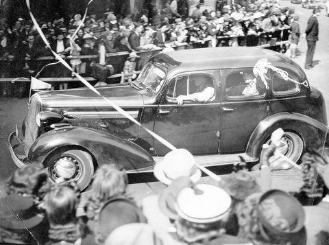 Procession of invalided soldiers travelling in motor cars up Elizabeth Street and turning into Bourke Street, Melbourne, 1940–45