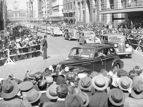 Procession of invalided soldiers travelling in motor cars up Elizabeth Street and turning into Bourke Street, Melbourne, 1940–45