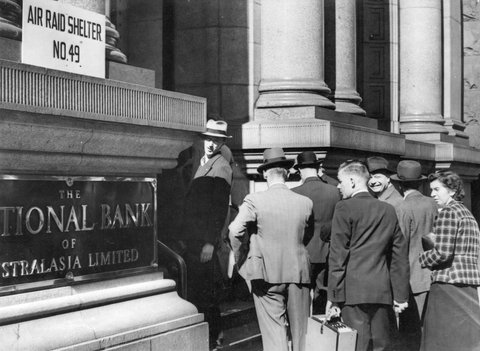 Air raid shelters in Melbourne during World War II - going into shelter, 1939–45