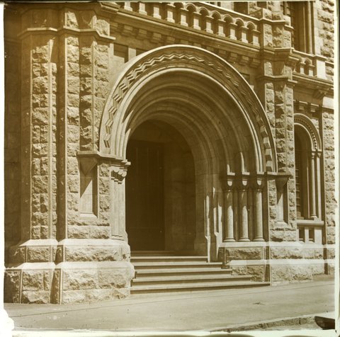 Entrance to the former Magistrates' Court, Melbourne, 1875–1938