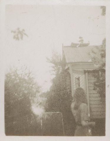 John Perceval painting on the roof watched by Mary Boyd, Open Country, Murrumbeena, 1939–45