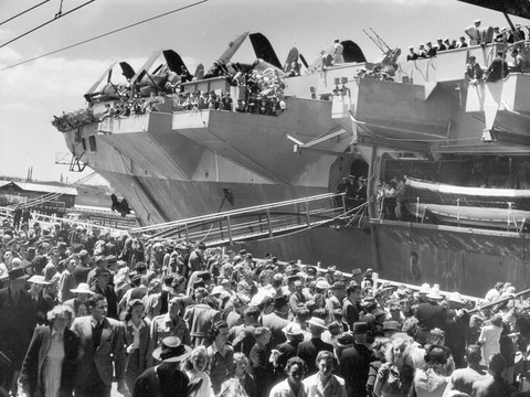 Visit by British aircraft carrier H.M.S. Glory to Melbourne, 1946