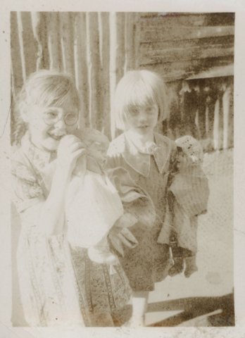Collingwood lane [two young girls holding dolls], 1939–45