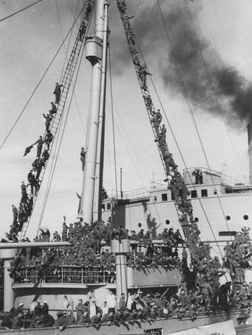 Many troops wave farewell from the Empress of Canada, embarkation in Melbourne, 1937–43