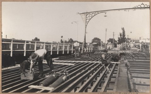 Reconditioning Hawthorn bridge - deck, 1930