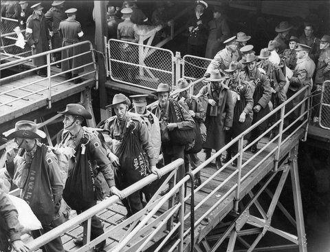 A.I.F. 4th embarkation. Port Melb. Troops embarking, 1937–43