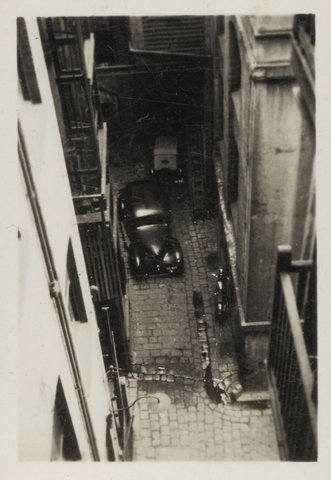 Elevated view of city laneway, Melbourne, 1939–45
