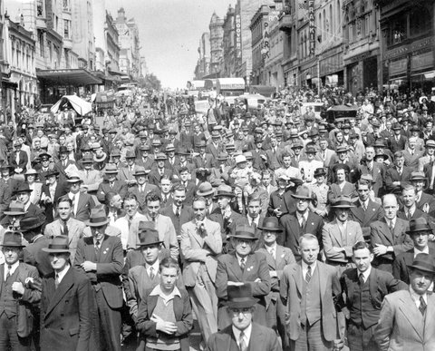 Views of crowds watching parades of soldiers down Melbourne? streets, c. 1941