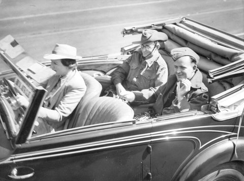 Procession of invalided soldiers travelling in a motorcade down St. Kilda Road, Melbourne, 1940–45