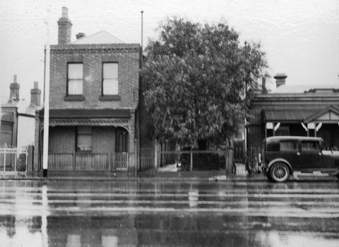 Carlton. Entrance to a slum pocket in Elgin Street, c. 1935
