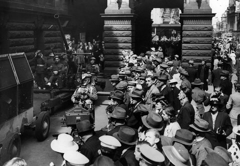Display of artillery in front of the Melbourne Town Hall with large crowd looking on, 1939–45