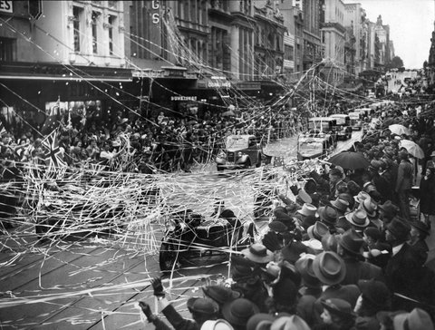 Parade of cars in Bourke Street, Melbourne, 1939–45