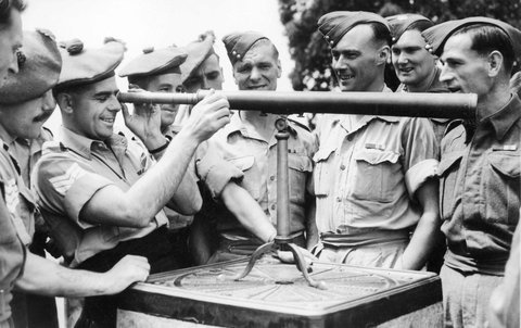 British soldiers sight-seeing in Melbourne, c. 1944