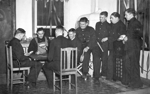 Members of the A.F.S. [i.e. Auxiliary Fire Service] (Sth. Melb.) after duty enjoy the facilities of their social club, 1939–45