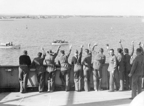 A full view of the sea and of a wave of soldiers from the transport as she sailed up the bay, Port Melbourne, c. 1940