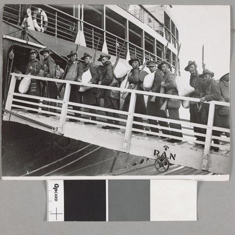 2nd A.I.F. going aboard [at] Port Melbourne, c. 1940