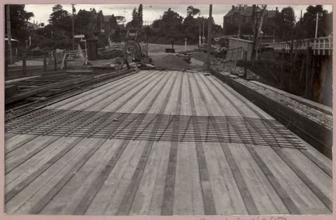 Reconditioning Hawthorn bridge - deck, 1930