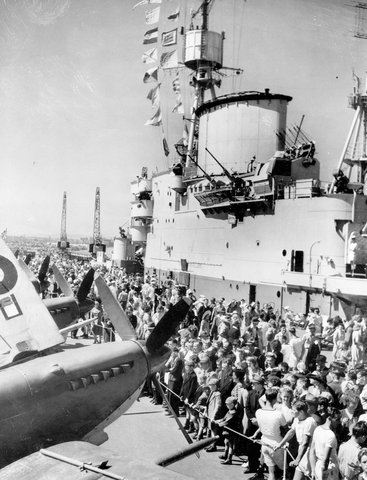Visit by British aircraft carriers H.M.S. Glory, H.M.S. Indefatigable, H.M.S. Venerable, H.M.S. Implacable to Melbourne, 1946