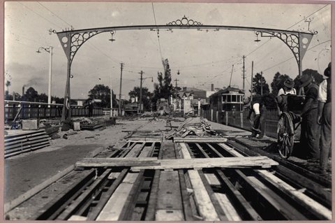 Reconditioning Hawthorn bridge - deck, 1930