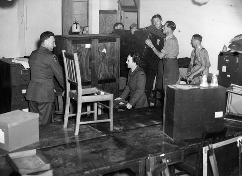 M.S.O. Dept. moving in at new army barracks at Albert Park, 1939–45