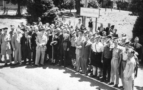 Visit to the Dandenong Ranges by soldiers from British regiments stationed in Melbourne, hosted by Lord Mayor of Melbourne, Cr. Nettlefold, c. 1944