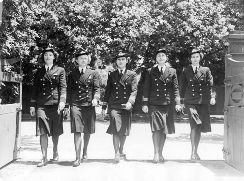British officer Wrens outside their Melbourne Headquarters, c. 1944