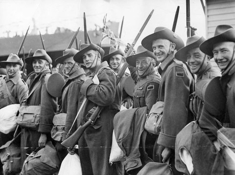 Smiling men of the 2nd contingent of the 2nd A.I.F. at Port Melbourne, c. 1940