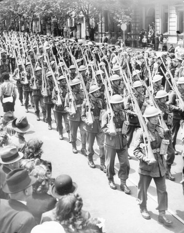 Column of 2nd A.I.F. marching along Melbourne city street, 1939–44