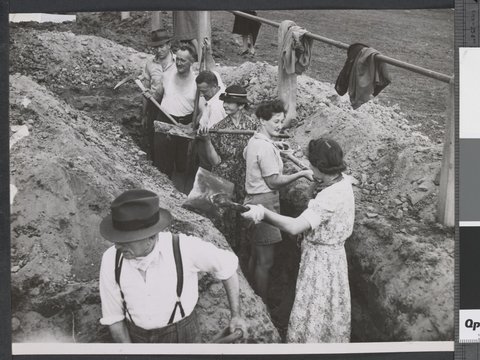 Trench digging Fawkner Park South Yarra, c. 1942