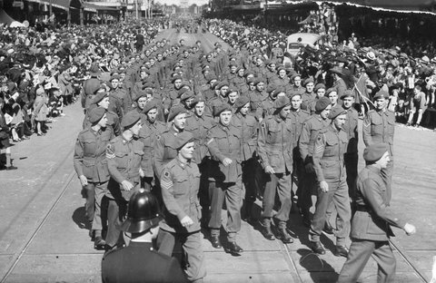 Armoured Division troops in parades on Melbourne streets, 1940–45