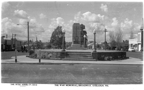 THE WAR MEMORIAL, BROADWAY, OAKLEIGH, VIC, 1920–54