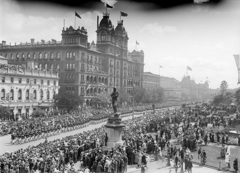 Crowd viewing military parade in Spring Street 1924